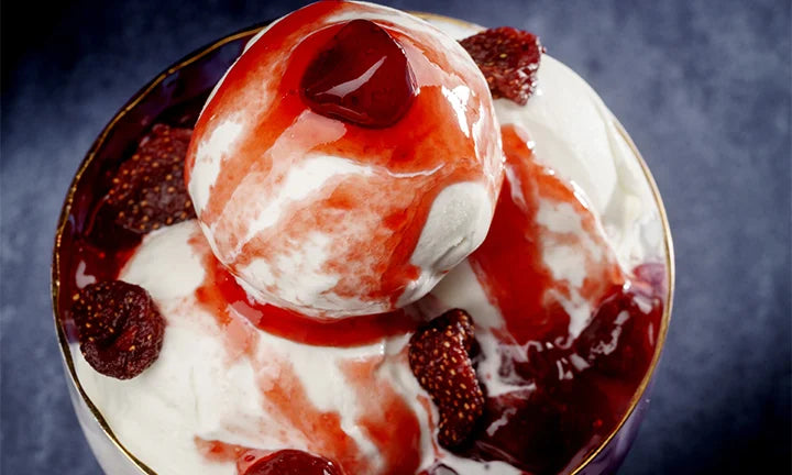 Cesarin Variegato Fragoline in a 3.5 kg container, showcasing a rich strawberry swirl for gelato.