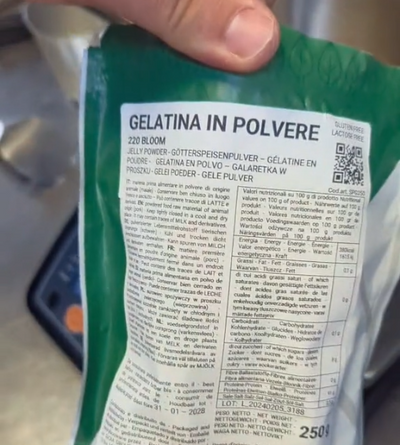 Comment hydrater la gélatine en poudre - il suffit d'être patient et de la chauffer !